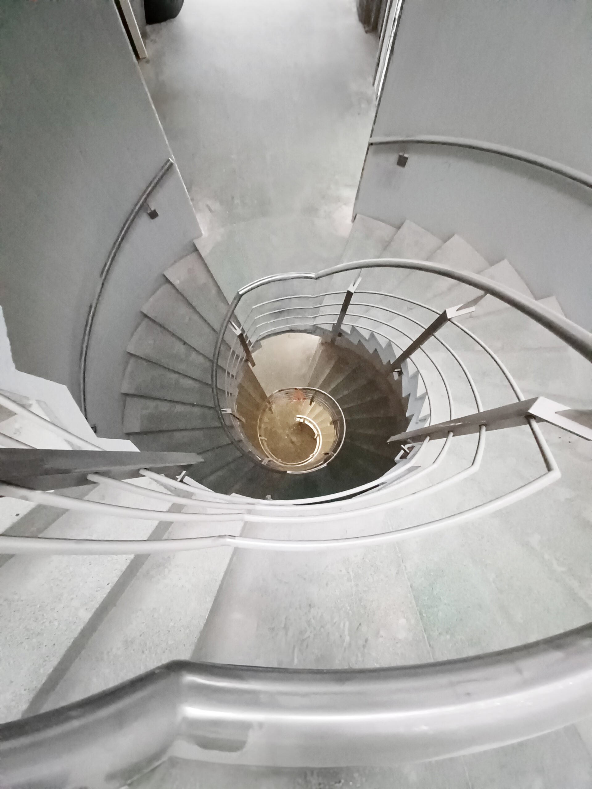 paneles-acusticos-parque-tecnologico-vitoria Escaleras del edificio de oficinas en Vitoria
